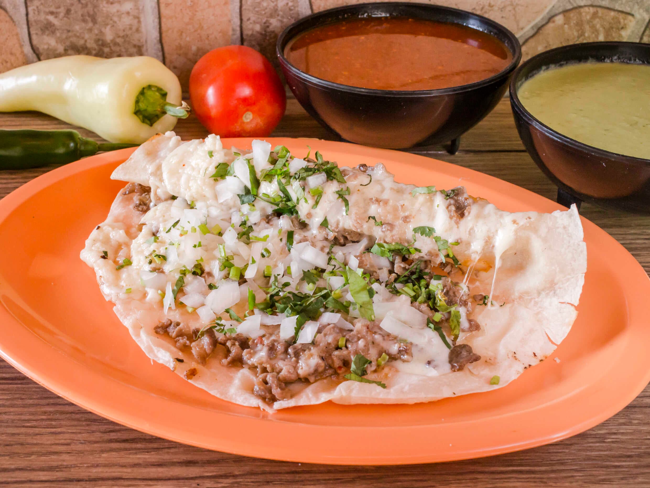 Quesadilla Suiza bistek adobada o chorizo