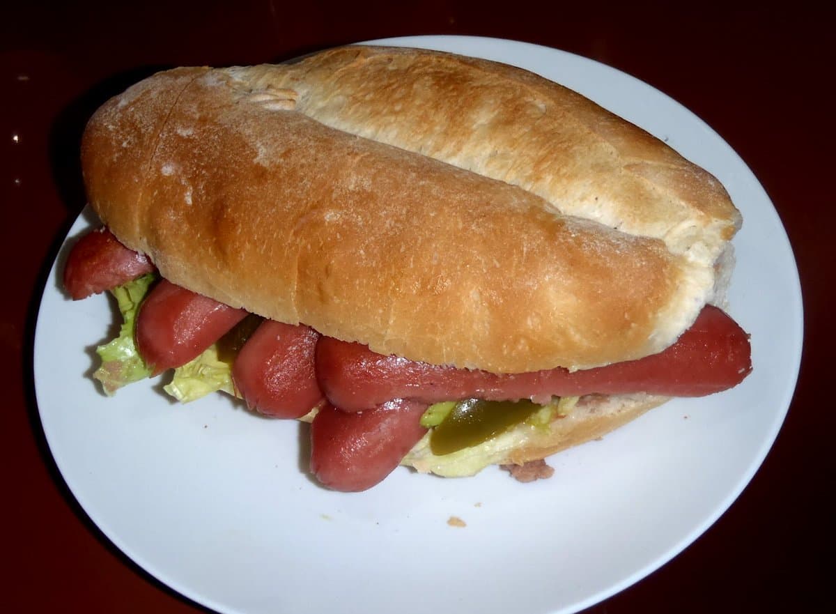 Torta de Salchicha Enchipotlada con Queso