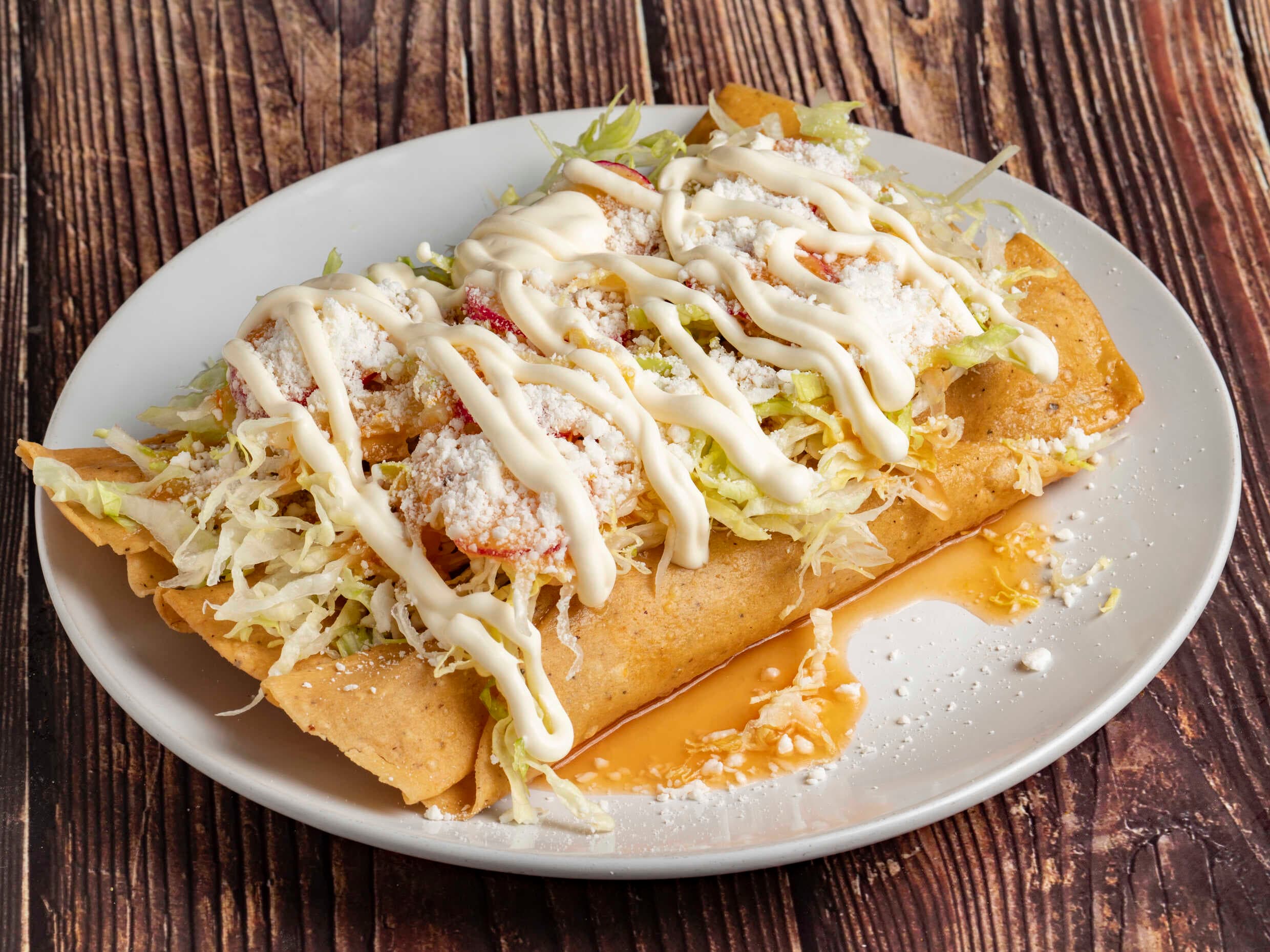 3 Flautas (Carne, Papa y Requesón) + Agua Fresca