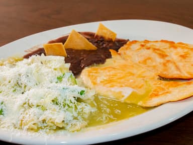 Filete de pechuga asada con enchiladas y frijoles.