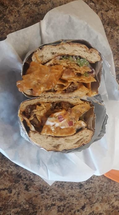 Torta de chilaquiles con chicharron de cachete