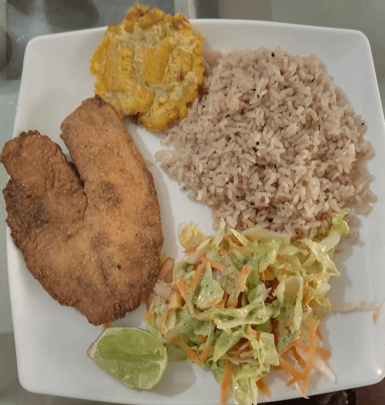 Chuleta De Pescado+Arroz+Empanadas+Postre+Bebida