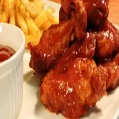 ALITAS A LA BBQ DE 9 PIEZA CON GASEOSA