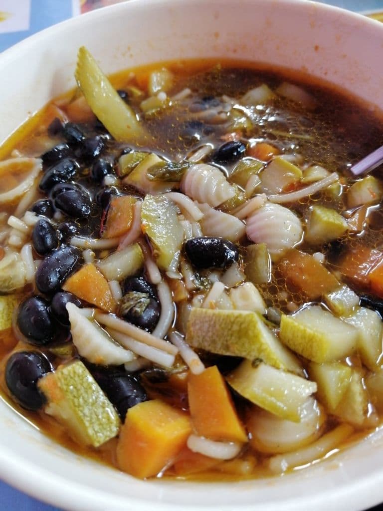 Sopa de Fideo con Chamberete