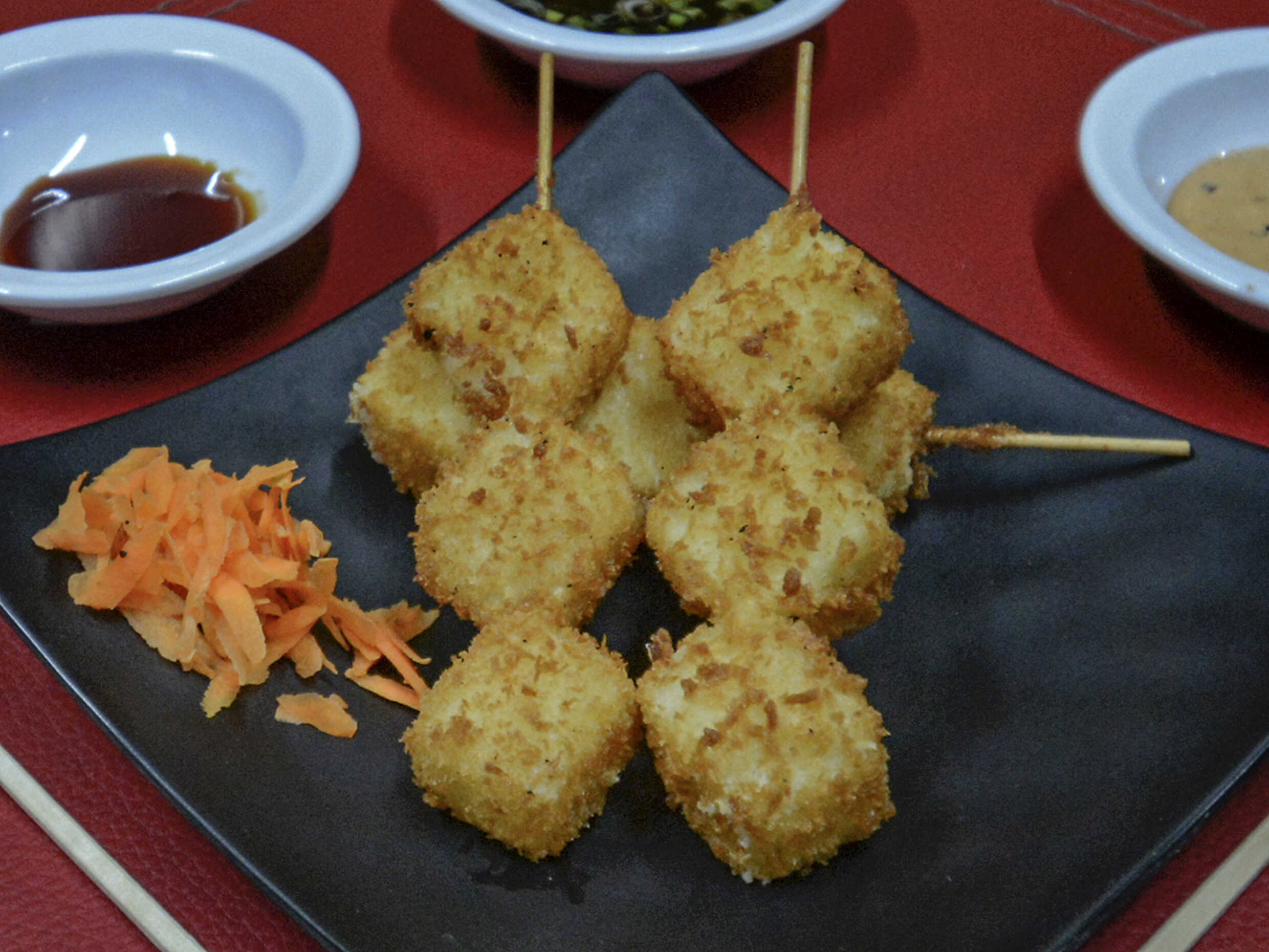 Brochetas de camarón con manchego