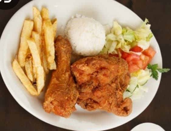 Bandeja con Pollo a la Broaster
