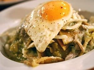 Chilaquiles con un Huevo Estrellado, Pollo y Pan