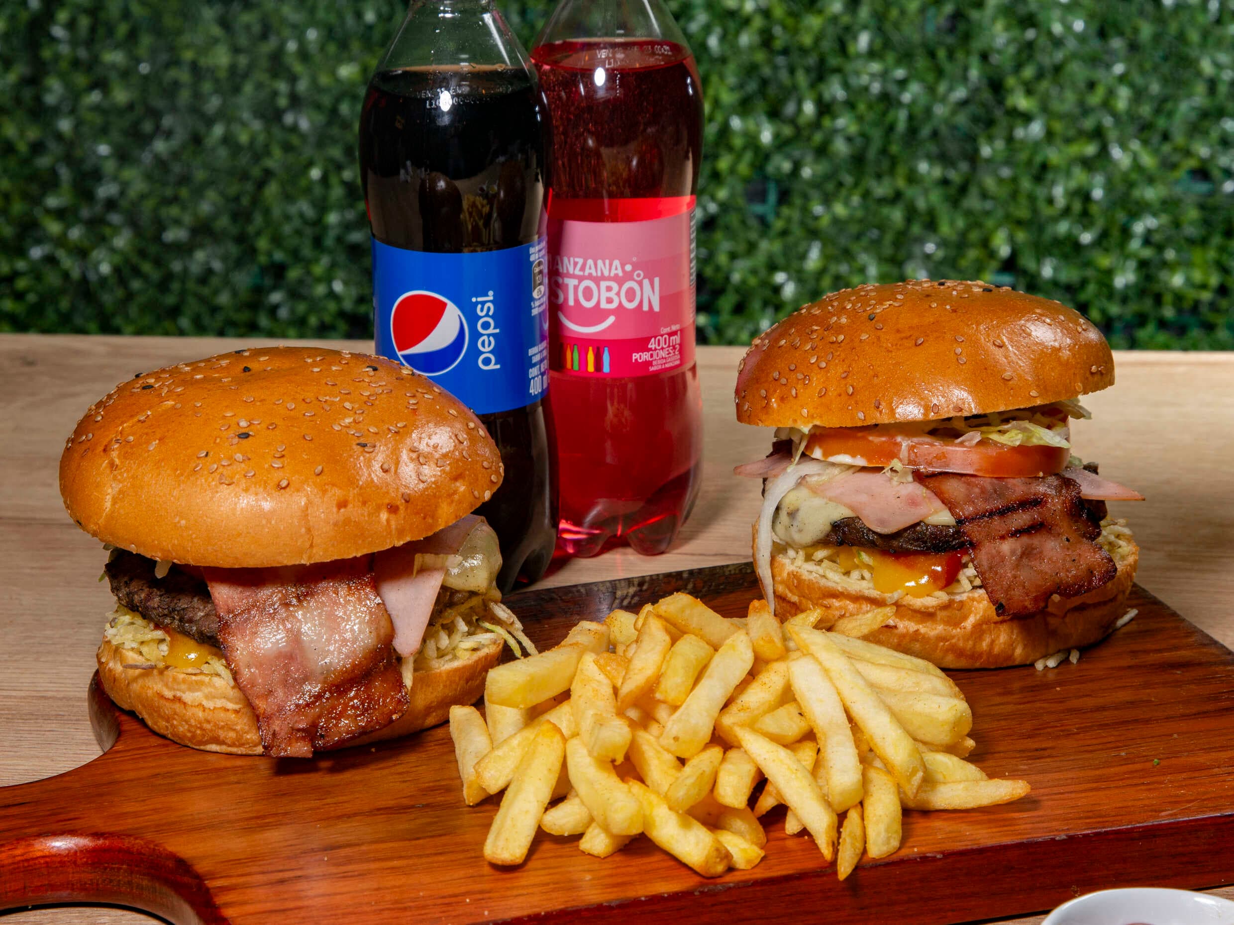 Combo 1: 2 Burger Especiales con Papas y Gaseosas