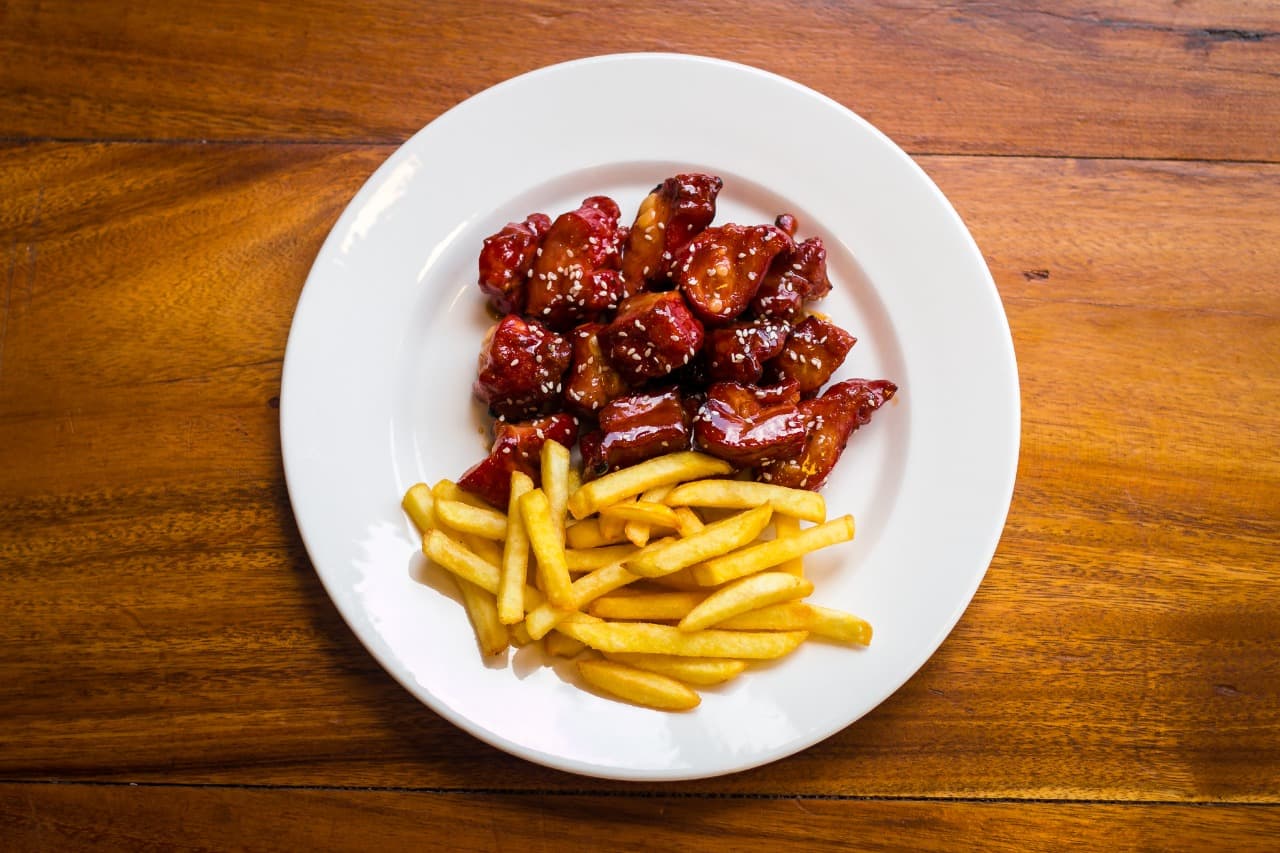 Costillas BBQ y Papas a la Francesa