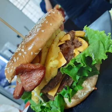 Chicken Cheese burger + Papas a la Francesa