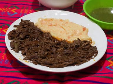 Platillo de Barbacoa de Res + Puré de Papa
