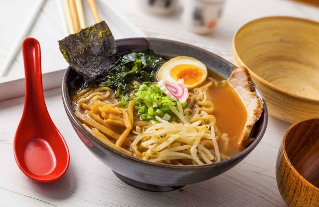 COMBO YUMI ROL + RAMEN CARNE + REFRESCO