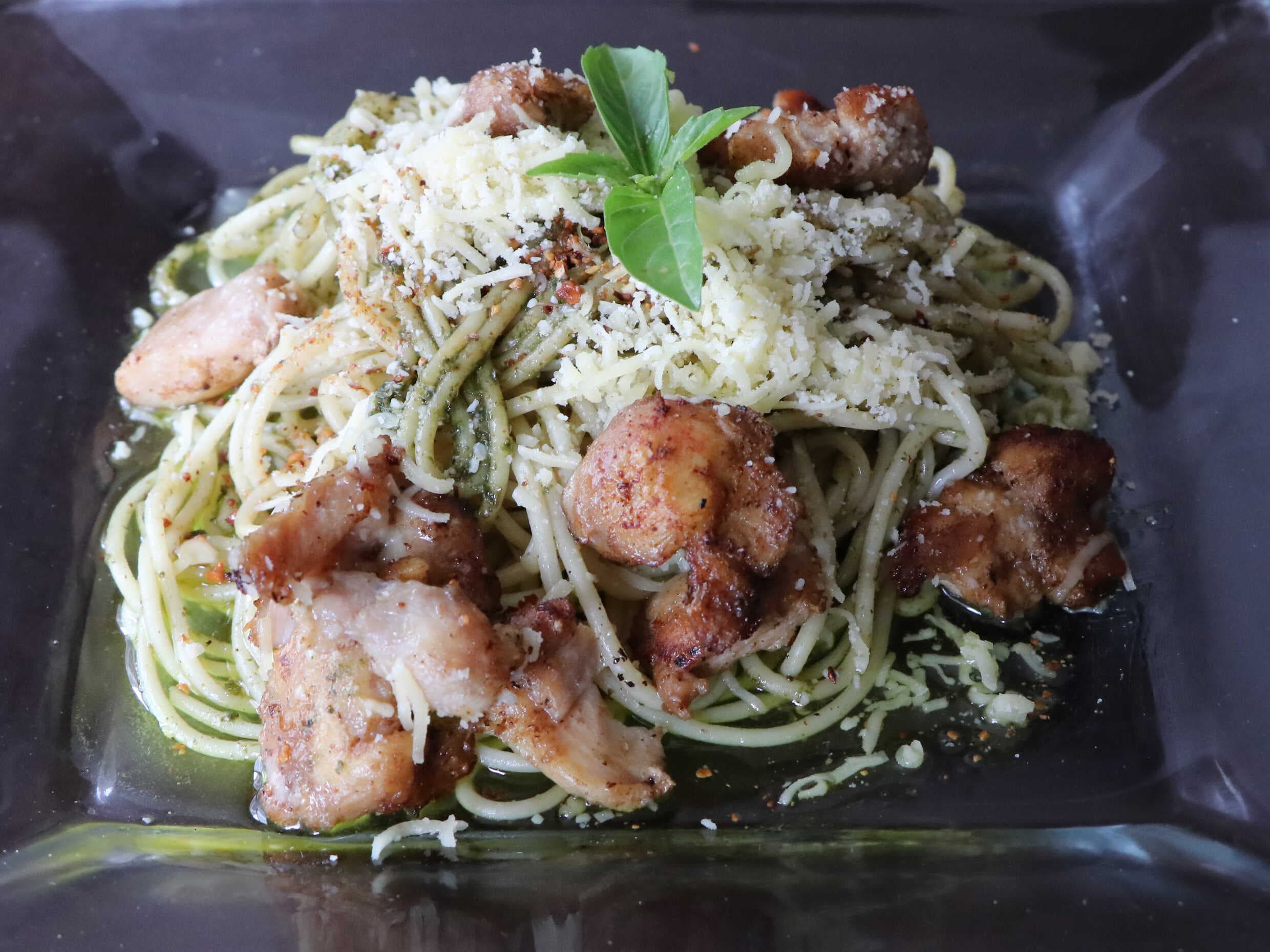 Pasta al Aceite de Oliva y Ajo con Pollo a la Plan