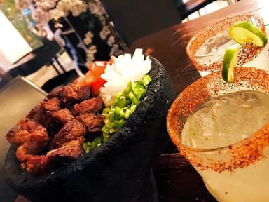 Chicharrón de Ribeye sobre Guacamole
