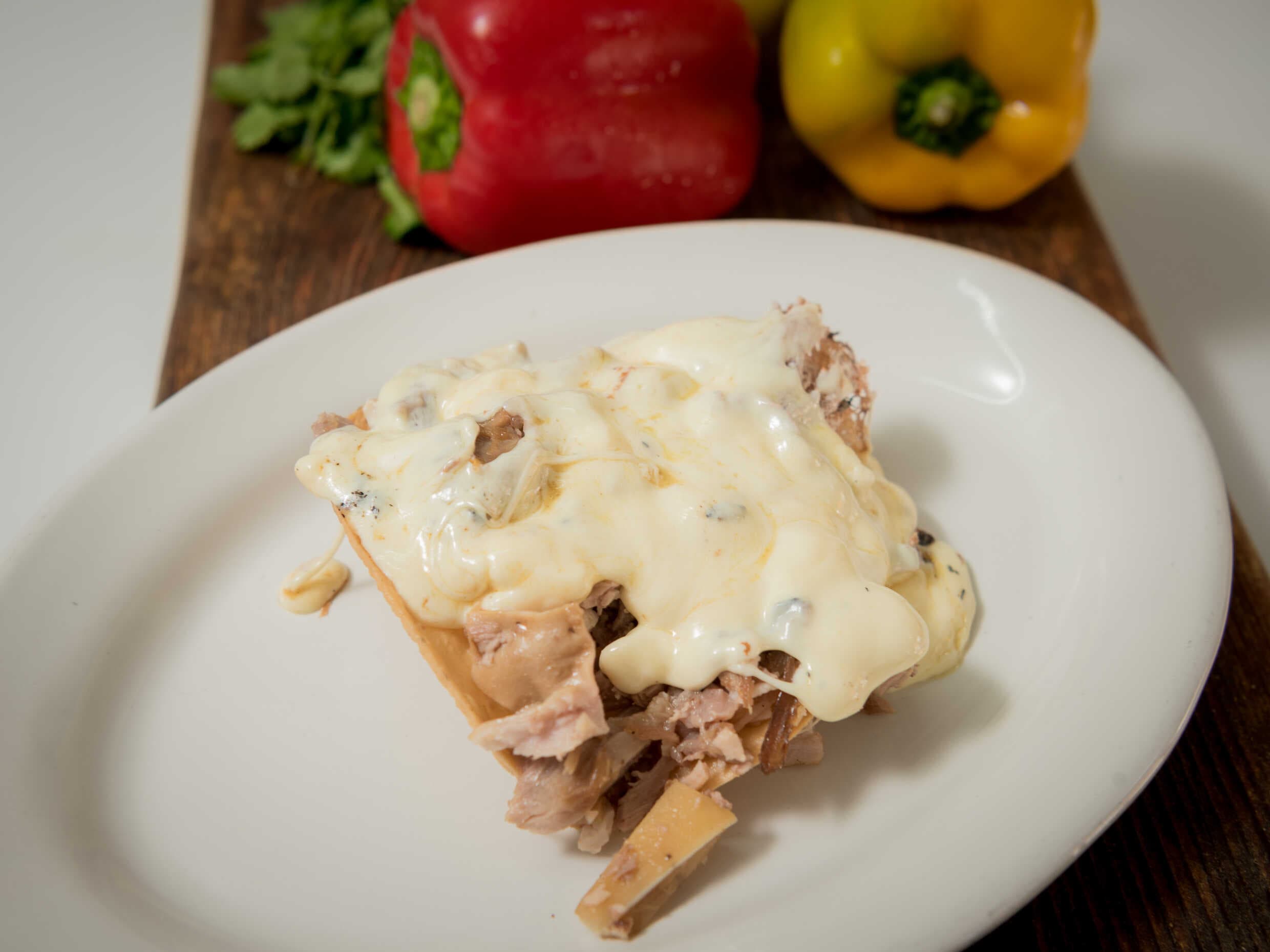 Tostada de carnitas con queso