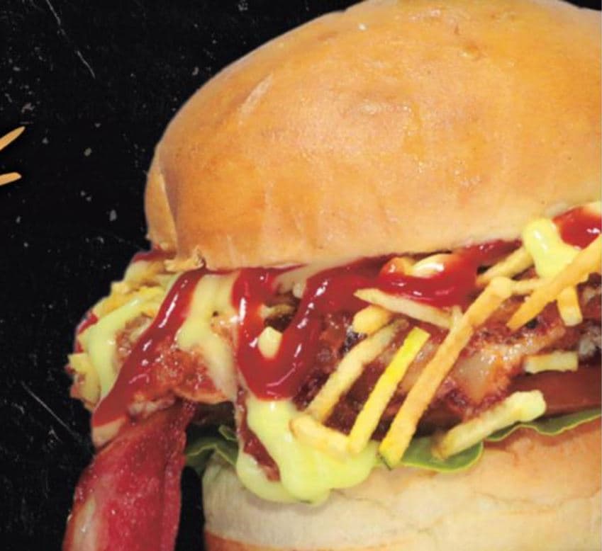 Burger Callejera con Papas Criollas