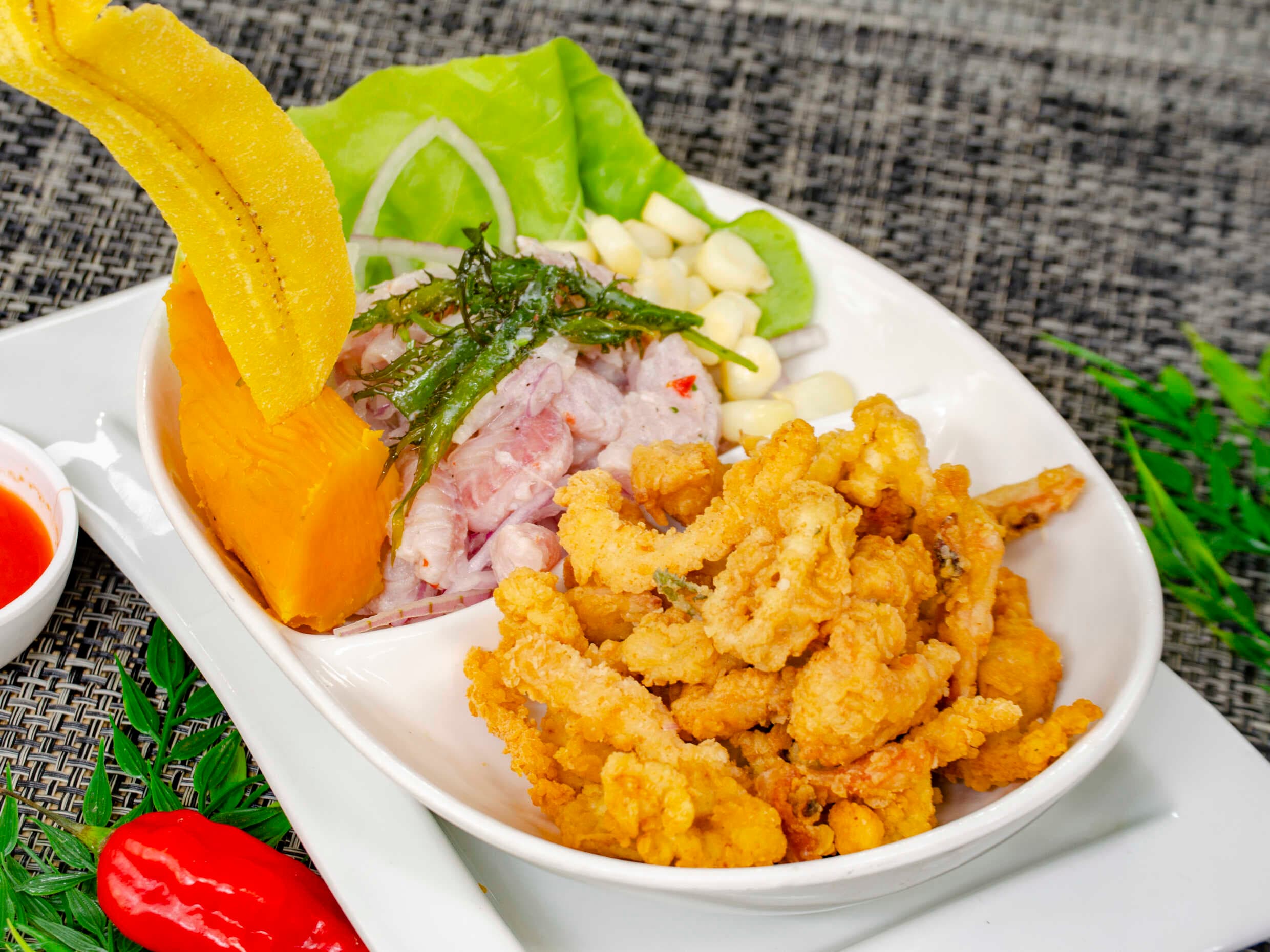 Ceviche de Pescado con Chicharrón de Pota