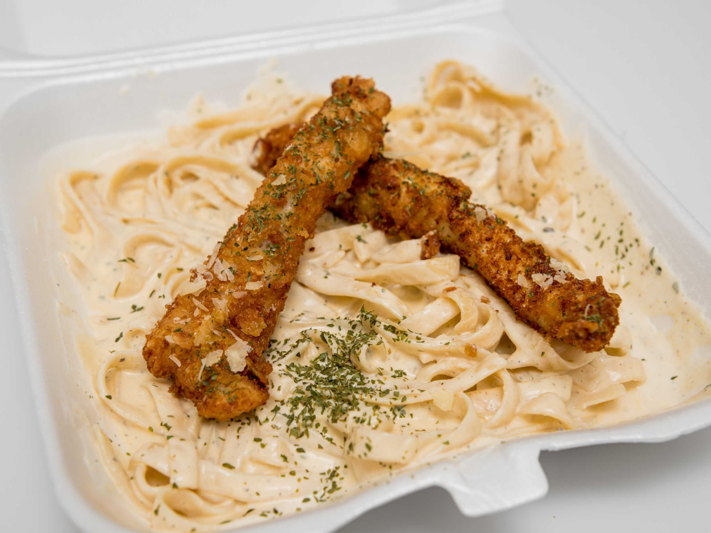 FETUCCINI 3 QUESOS CON DOS TIRAS