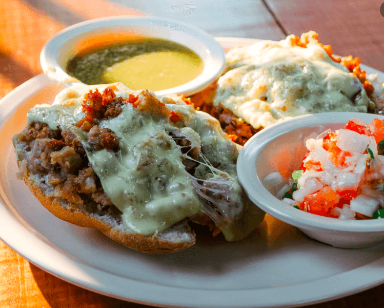 Molletes con Chilaquiles y Milanesa
