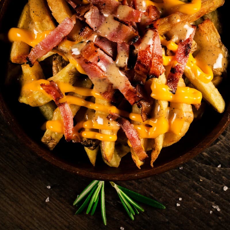 Papas con Tocino y Queso Amarillo
