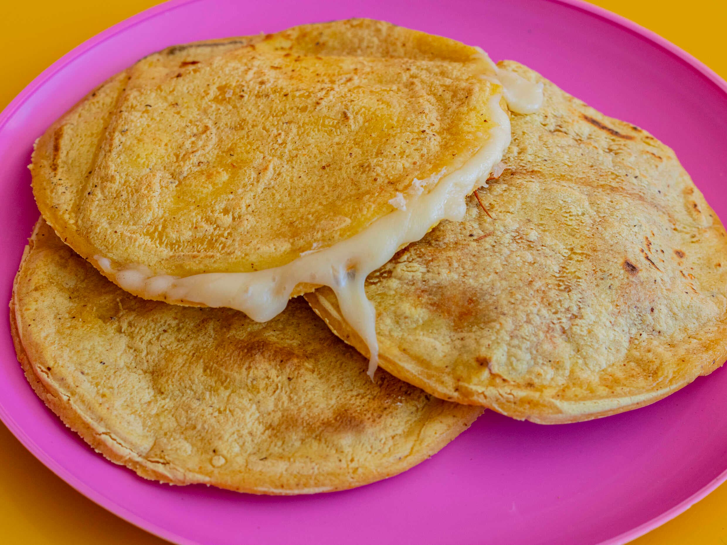 Gordita con Guiso y Queso