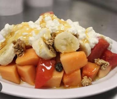 Fruta de temporada con queso cotage