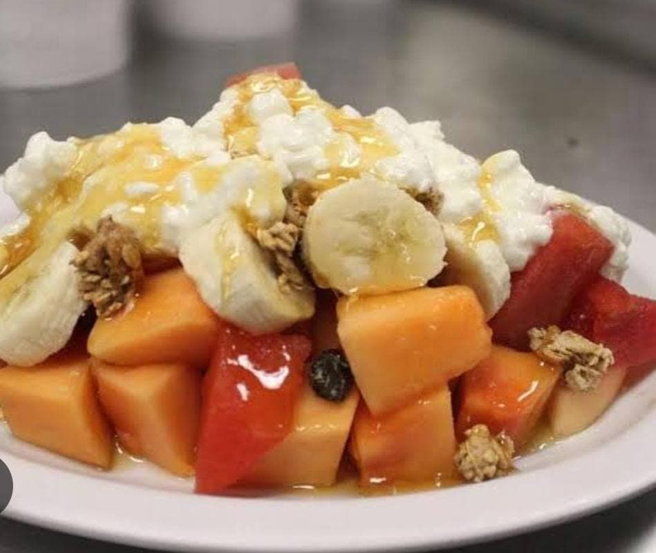 Fruta de temporada con queso cotage