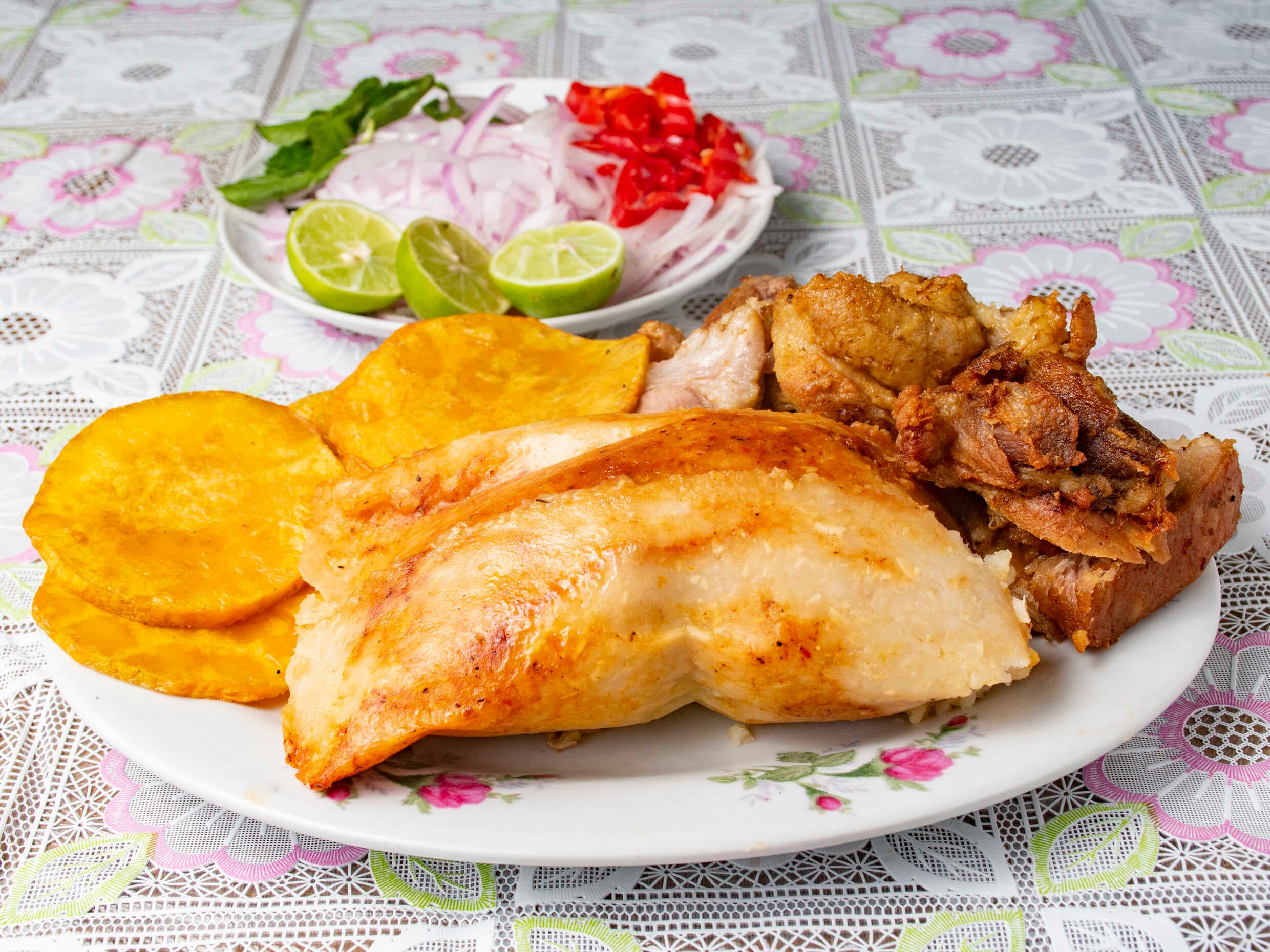 Tamal Combinado con Chicharrón