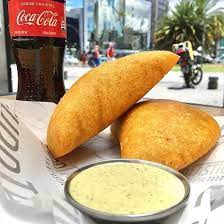 Empanada de Pollo con Gaseosa Personal