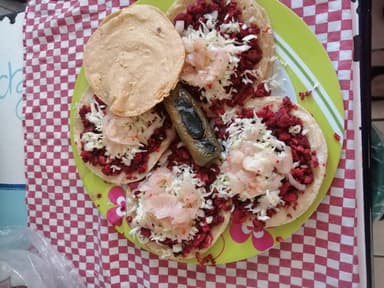 4 tacos de adobada de maiz