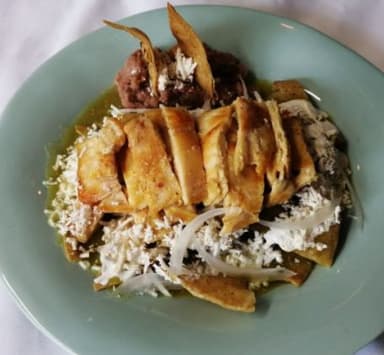 Chilaquiles con Pechuga asada