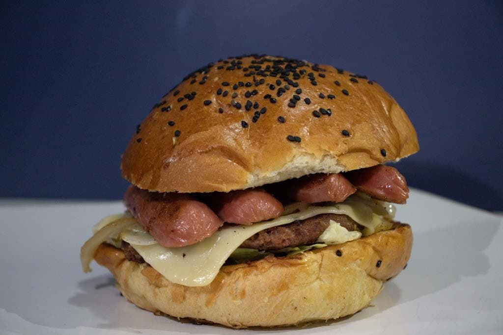 BURGERSÍSIMA C/SALCHICHA + Agua Natural 500 Ml