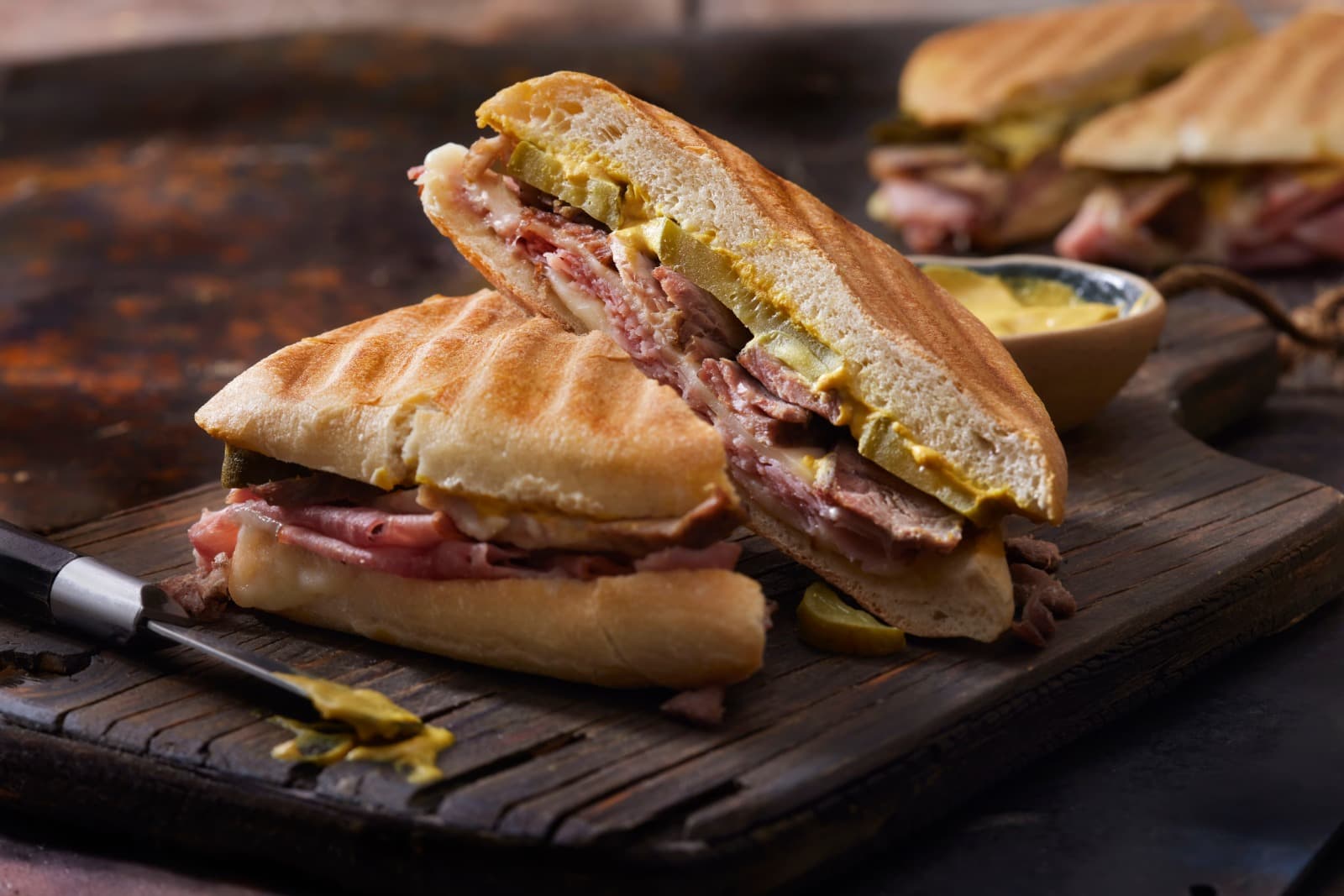 Sándwich de Carne y Pollo