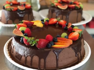 Pastel de chocolate con fresas extragrande