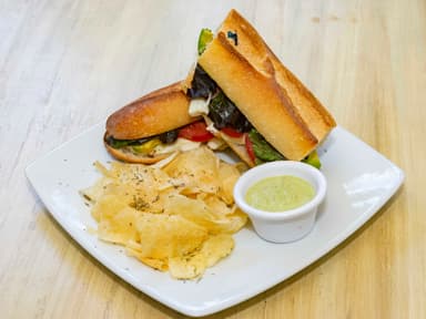 Sándwich Pollo Mozarella y Aguacate