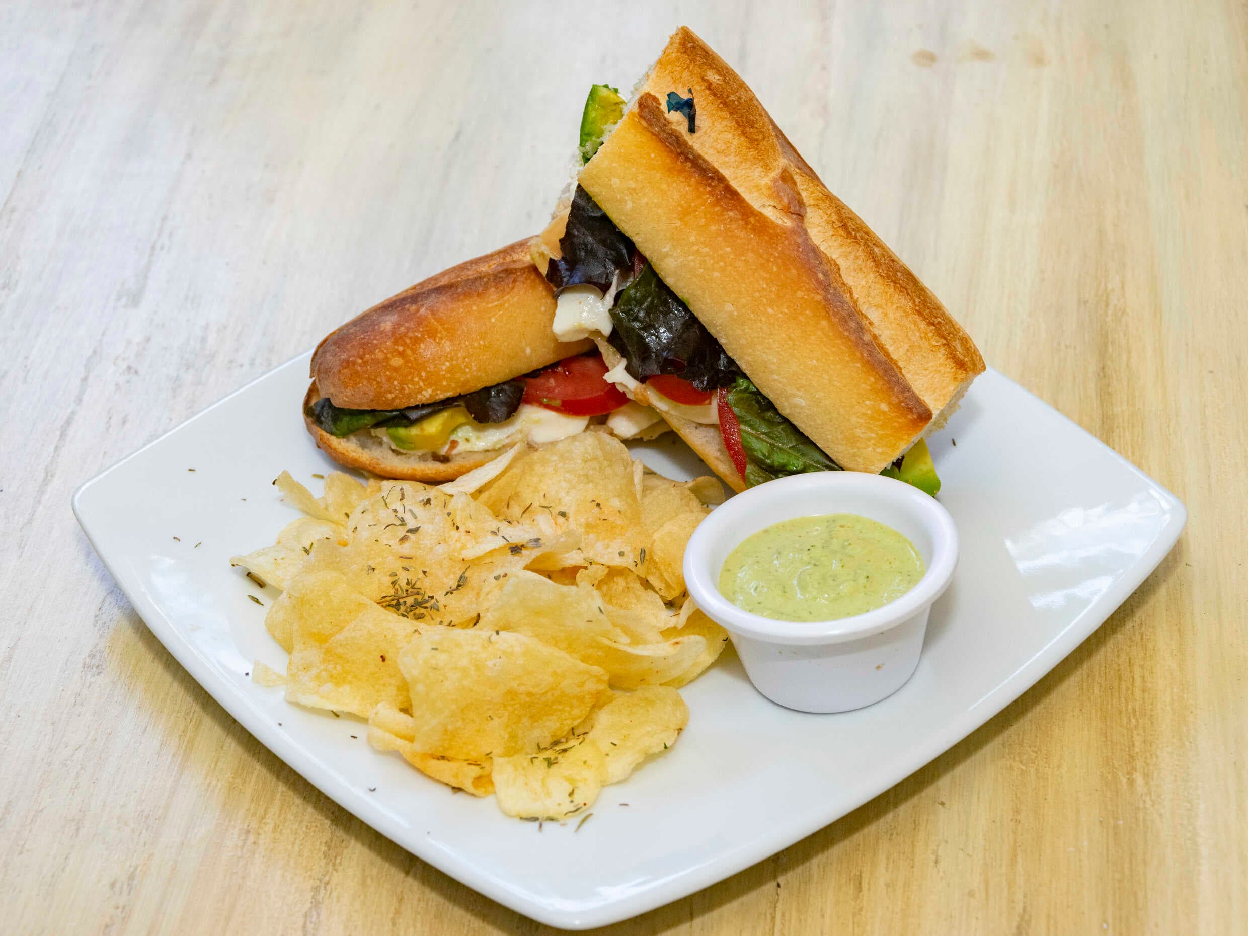 Sándwich Pollo Mozarella y Aguacate