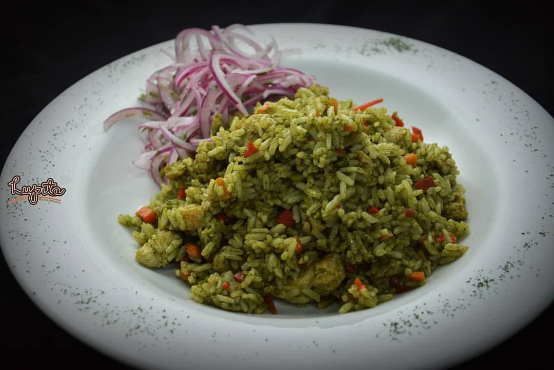 Arroz con pollo al estilo peruano