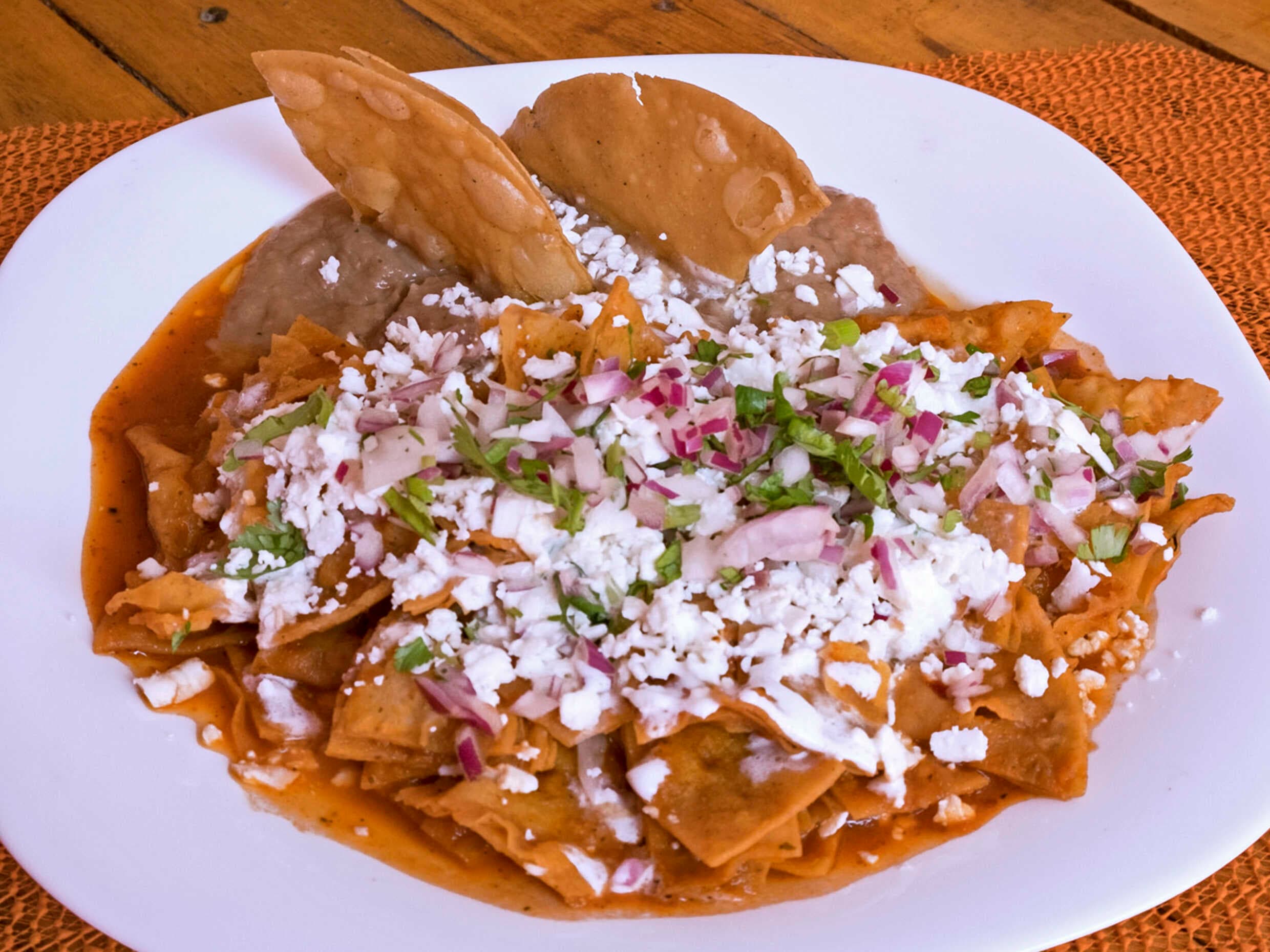 CHILAQUILES CON POLLO + CAFE DE OLLA