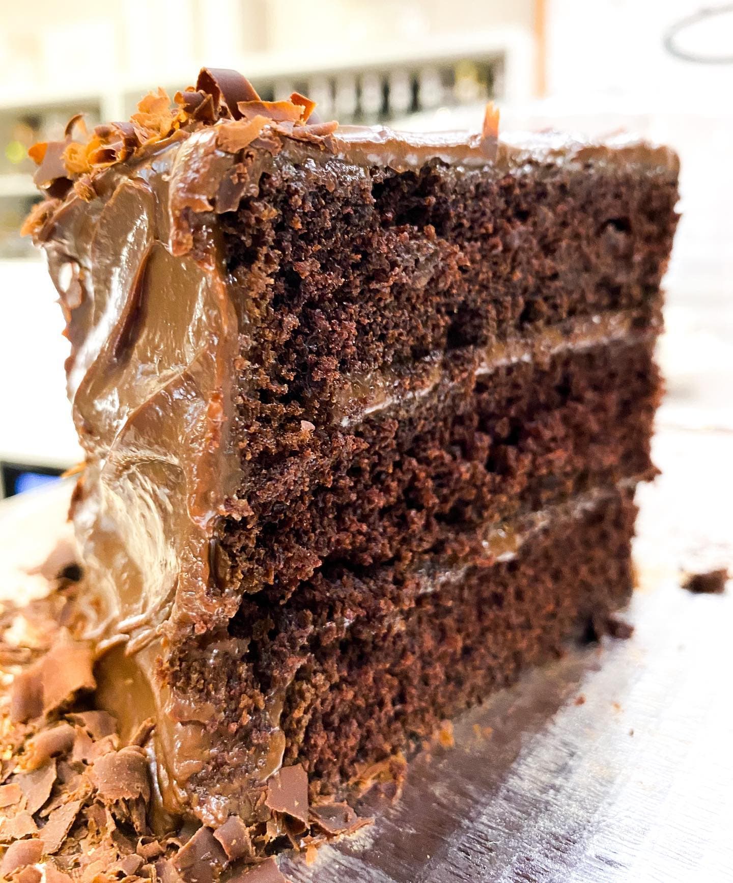 Porción de Queque de Chocolate con Chocolate Fudge