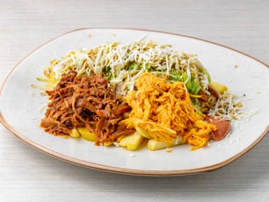 Salchipapa Criolla Mixta Carne y Pollo Desmechado