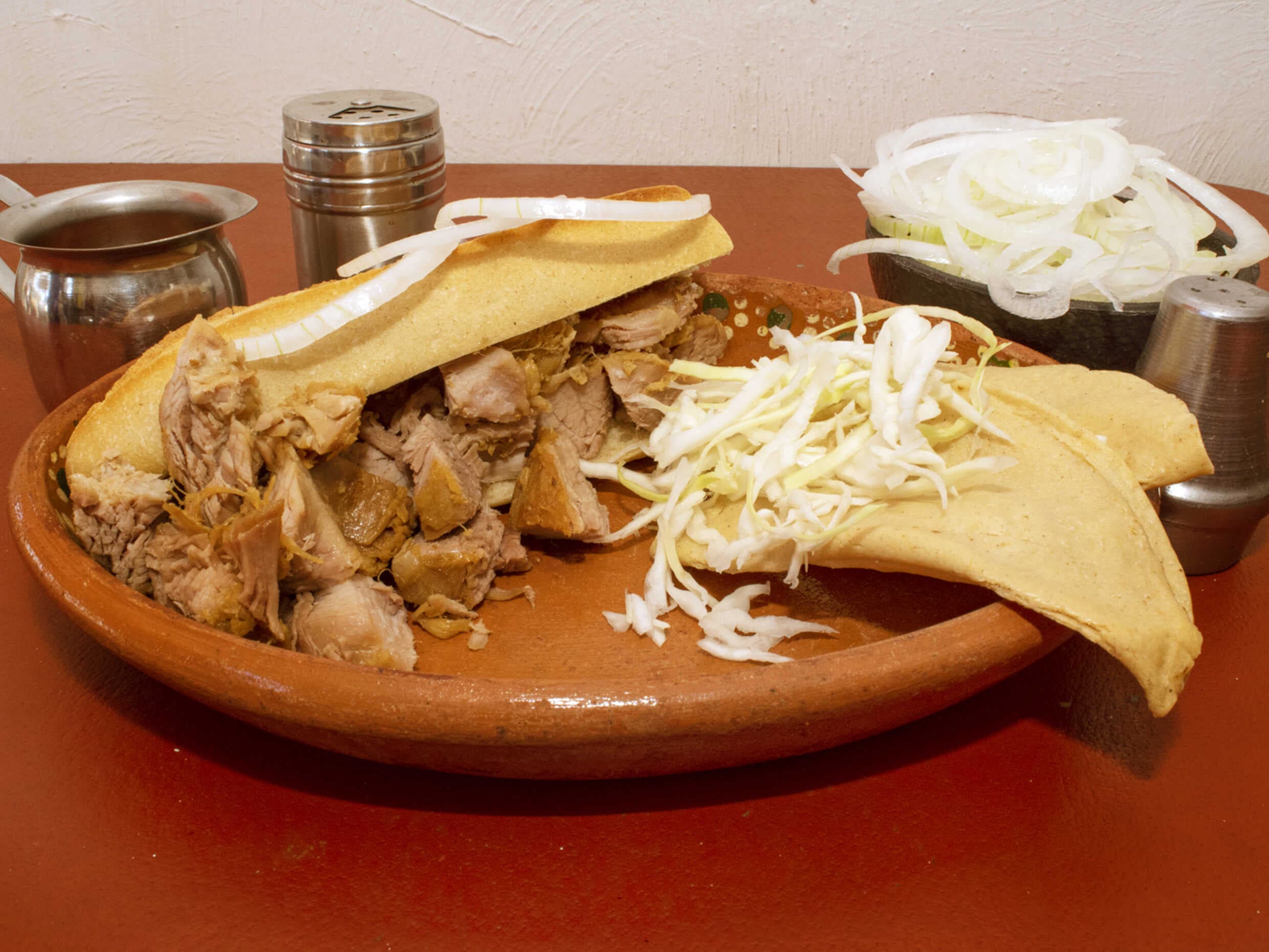1 Torta de Carnitas + 2 Tacos Dorados
