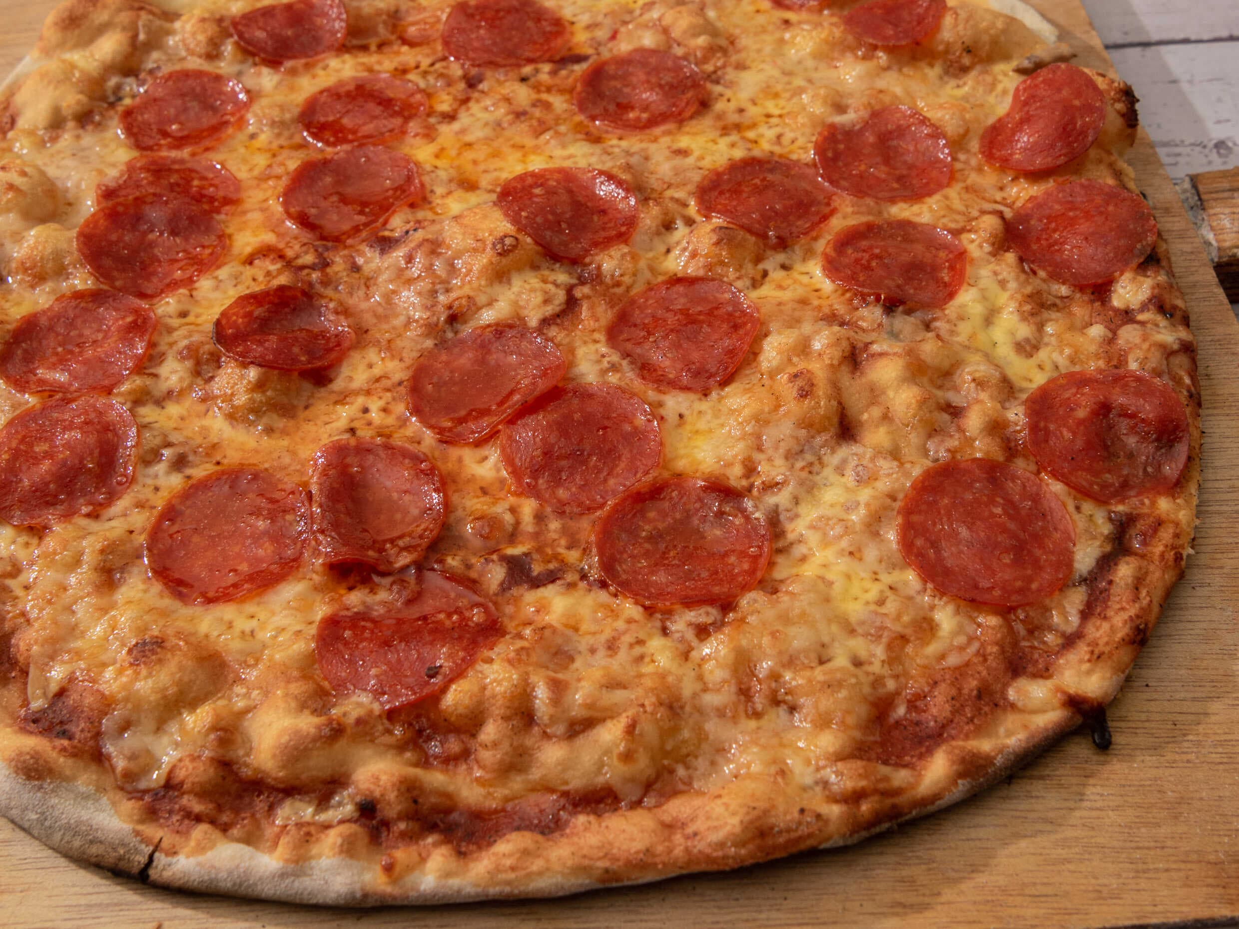 Pizza de Peperoni y Queso Más Pan de Ajo.