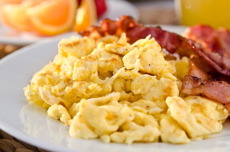 Huevos Revueltos con Tocino y Jamón
