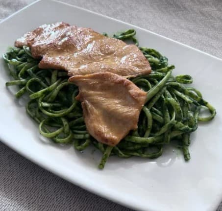 Tallarines Verdes con Filete de Pollo