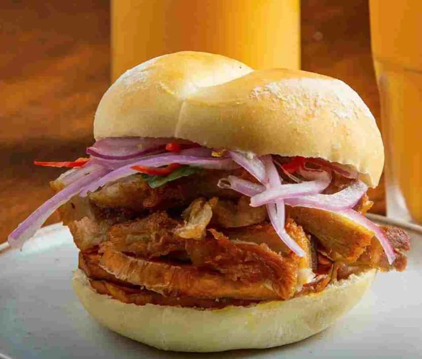 1 Pan con chicharron  y Jugo Fresa con Leche