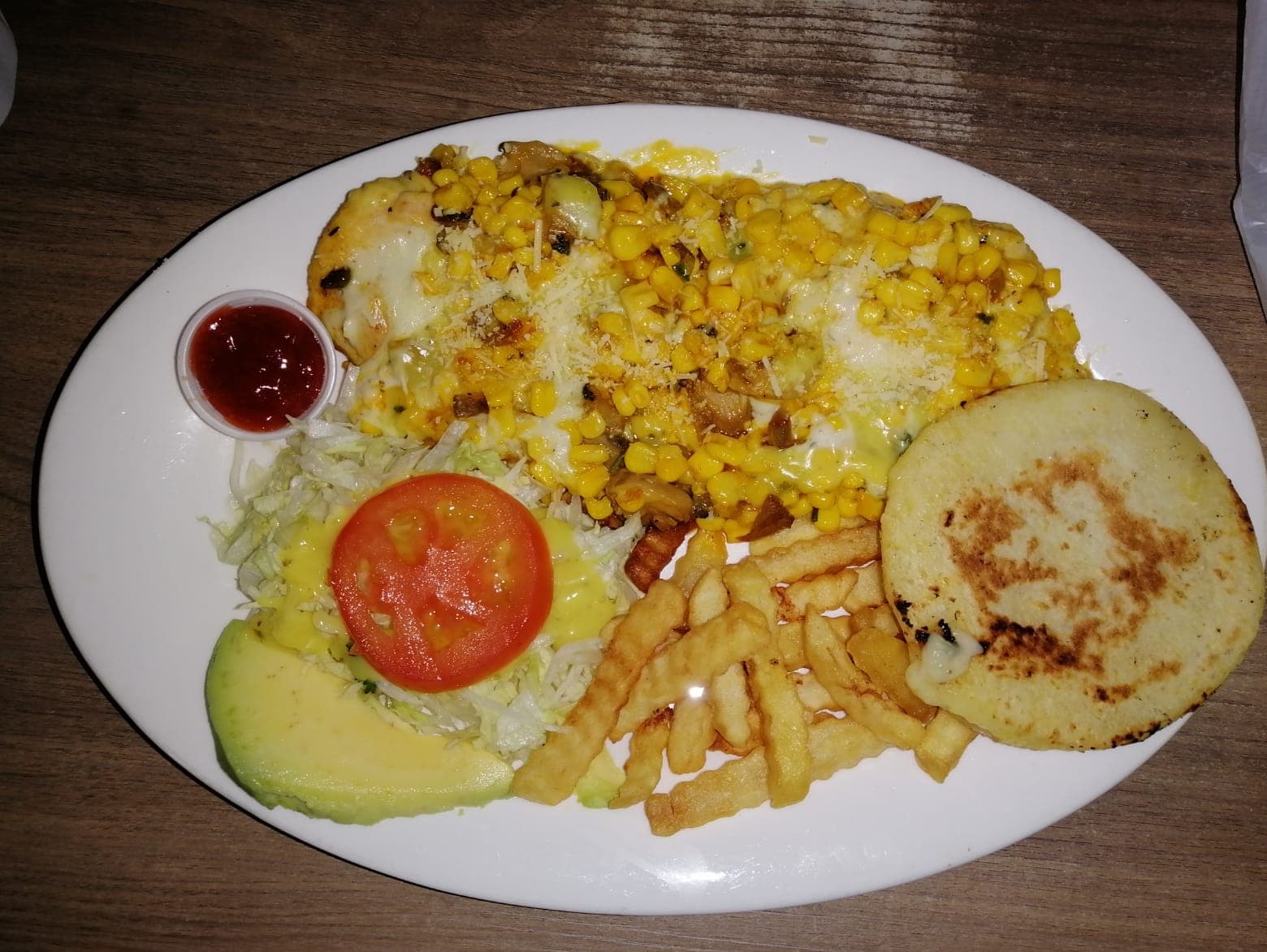 Pechuga gratinada con champiñones y maicitos.
