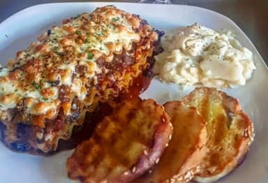 Lasagna & Fetuccine Alfredo + Dos Te