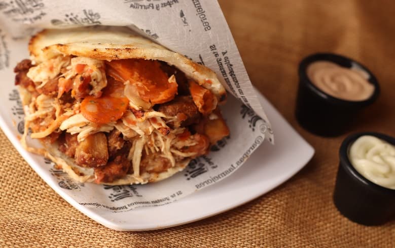Arepa Chicharronuda