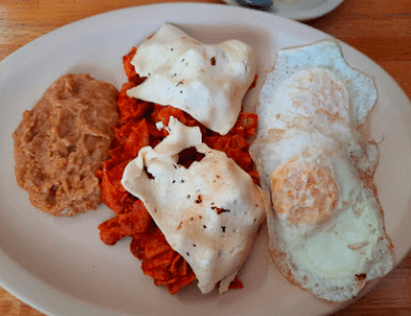 Chilaquiles Montados con 2 Huevos..