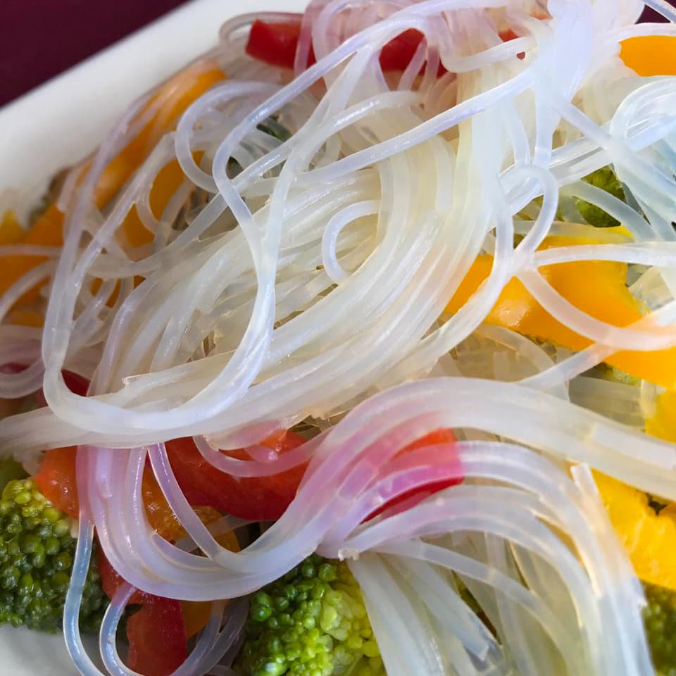 Fideos de Arroz con Pollo y Vegetales